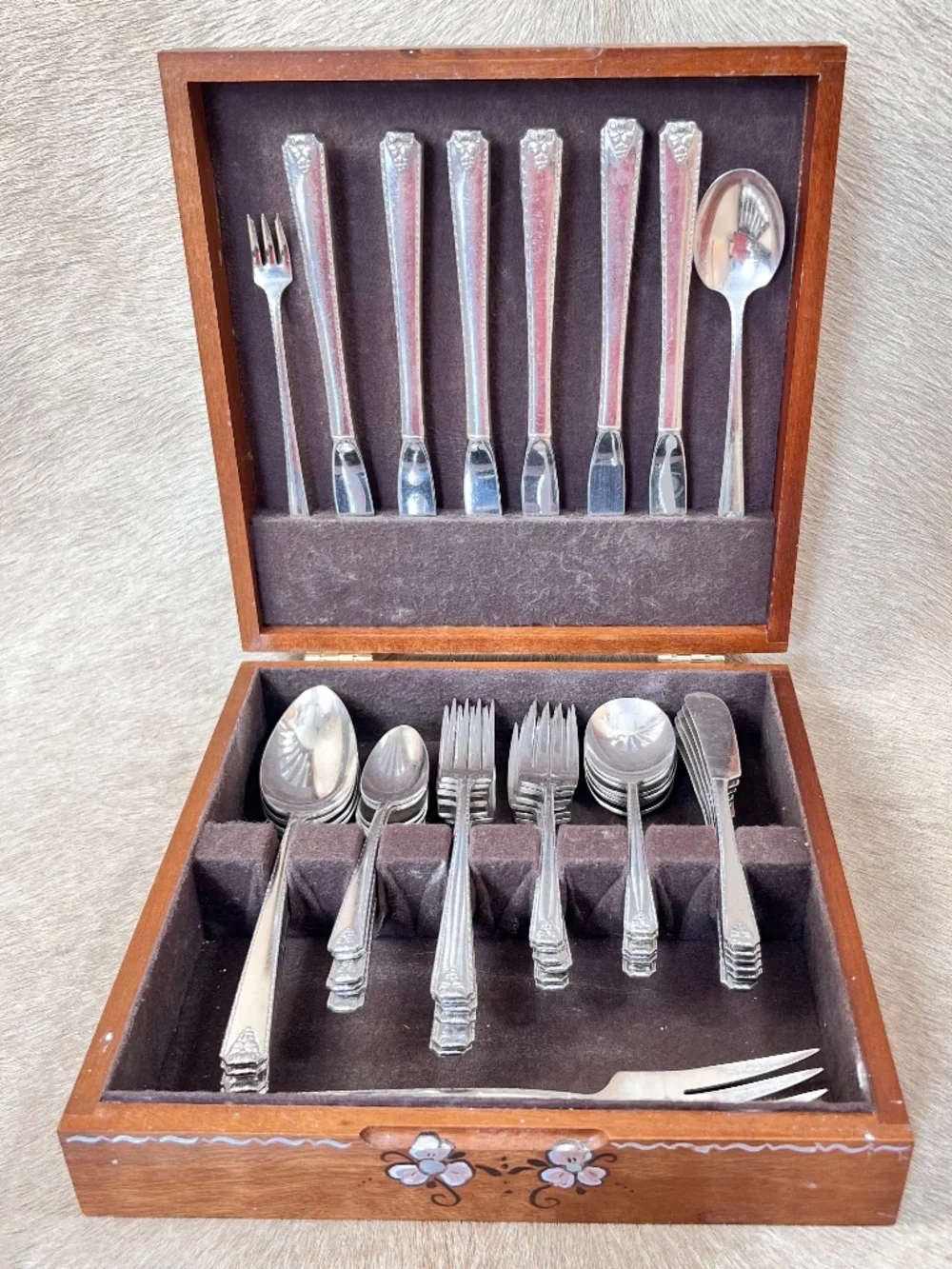 Oneida Silver Prestige 1945 'Bordeaux' Silverplate 43-Piece Flatware Set w/ Box